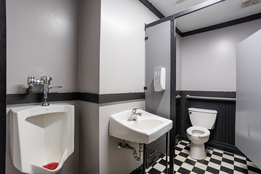 More Photos Of 149 E Main St, Hermiston Bar For Lease