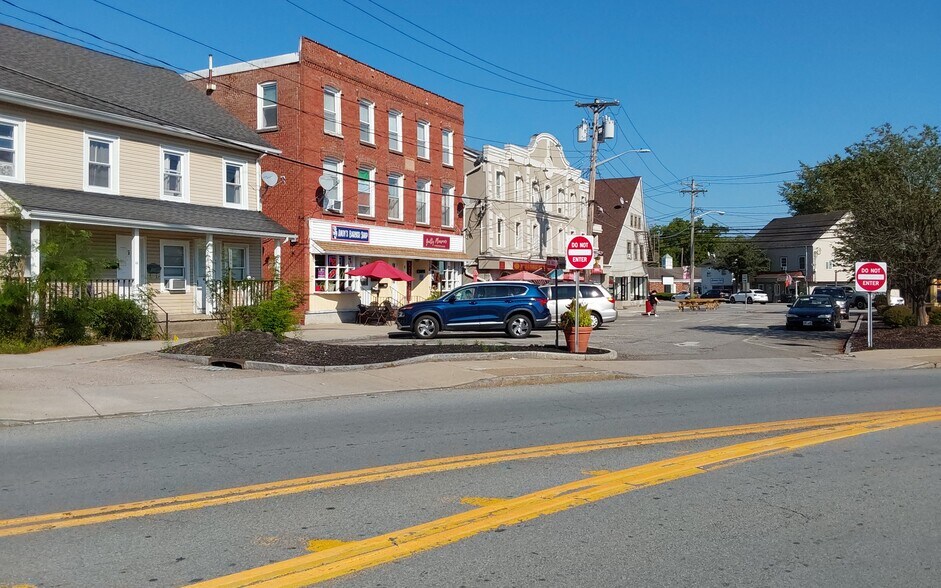 More Photos Of 15-17 Goshen Ave, Washingtonville Storefront Retail Residential For Lease