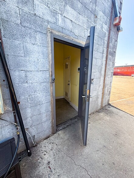 More Photos Of 1671 E 23rd St, Los Angeles Warehouse For Sale