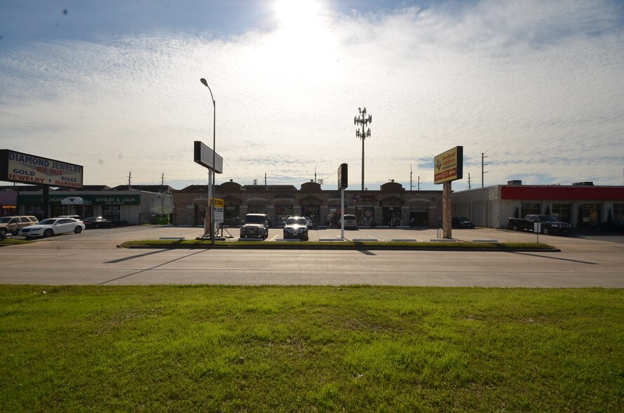 More Photos Of 5717 Richmond Ave, Houston Unknown For Lease