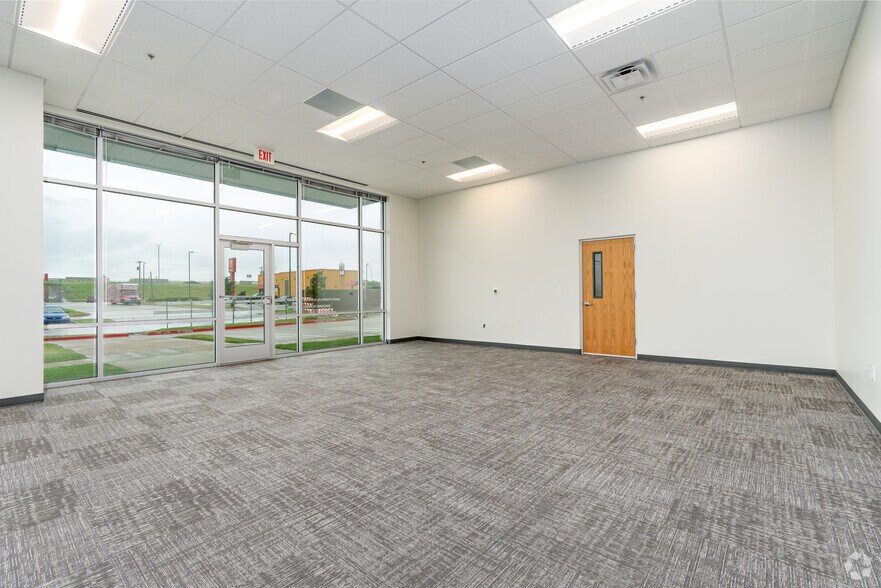 More Photos Of 1021 Everman Pky, Fort Worth Distribution For Lease