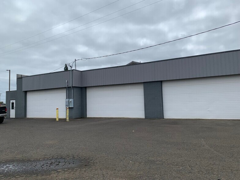 More Photos Of 201 NE Polk Station Rd, Dallas Storefront Retail Office For Lease