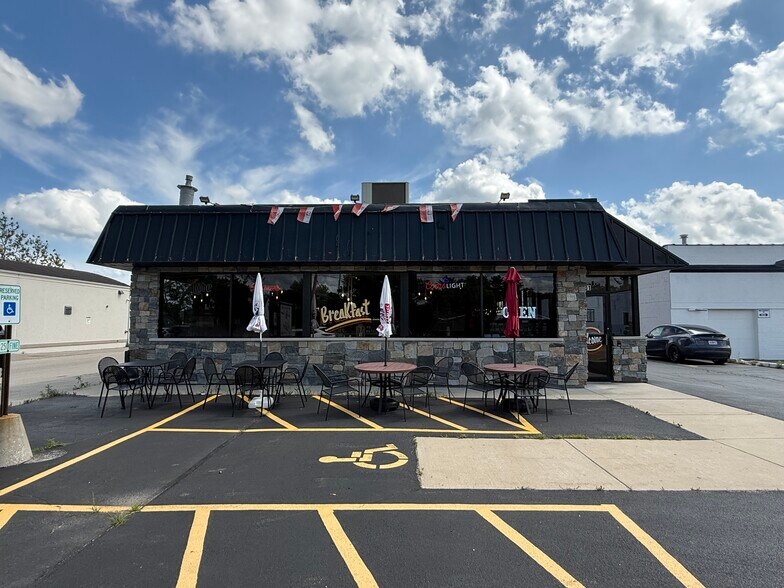 More Photos Of 301 W Northwest Hwy, Barrington Fast Food For Sale