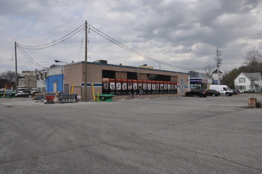 Primary Photo Of 3242 Sandwich St, Windsor Freestanding For Sale