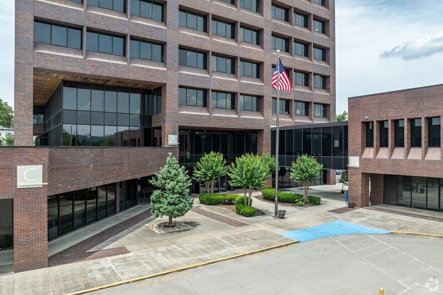 More Photos Of 800 Oak Ridge Tpke, Oak Ridge Medical For Lease