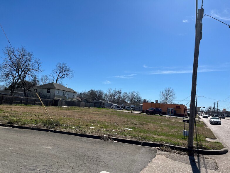 More Photos Of 1812 N Main St, Baytown Storefront For Lease