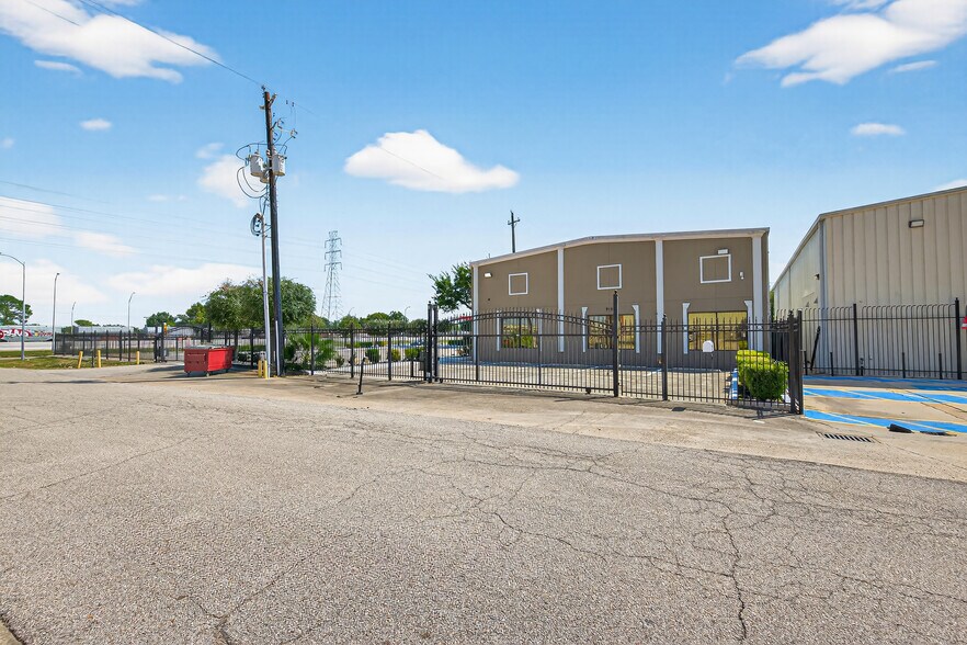 More Photos Of 918 Oak Glen Dr, Houston Industrial For Lease