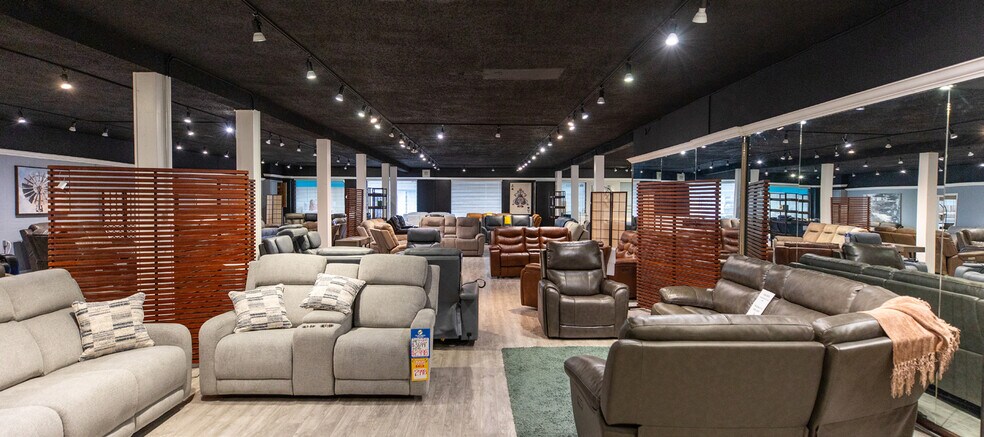 More Photos Of 32009 S Fraser Way, Abbotsford Storefront For Sale