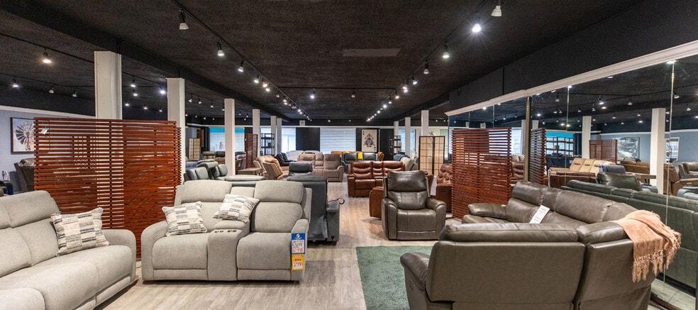 More Photos Of 32009 S Fraser Way, Abbotsford Storefront For Sale