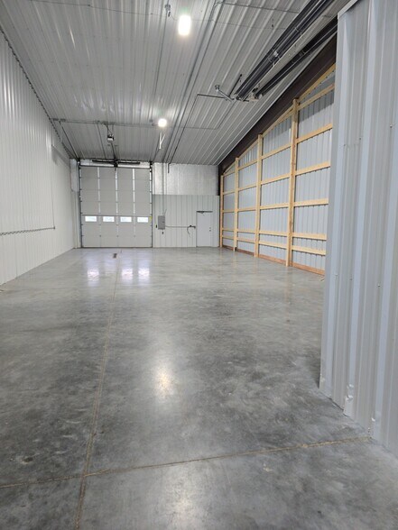 More Photos Of 120 W Giltner Rd, Doniphan Warehouse For Lease