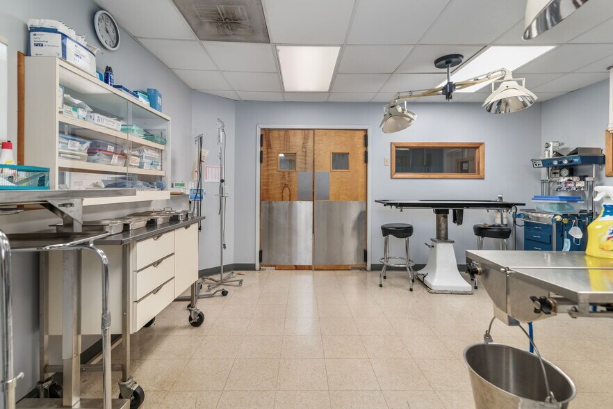 More Photos Of 3431 Waterlick Rd, Lynchburg Veterinarian Kennel For Sale
