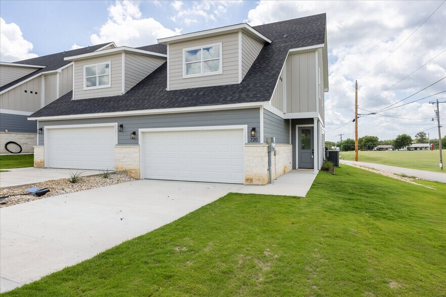 More Photos Of 710 N Sycamore St, Hico Apartments For Sale