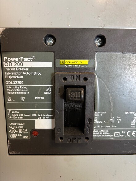 More Photos Of 8229 Narcoossee Park Dr, Orlando Showroom For Lease