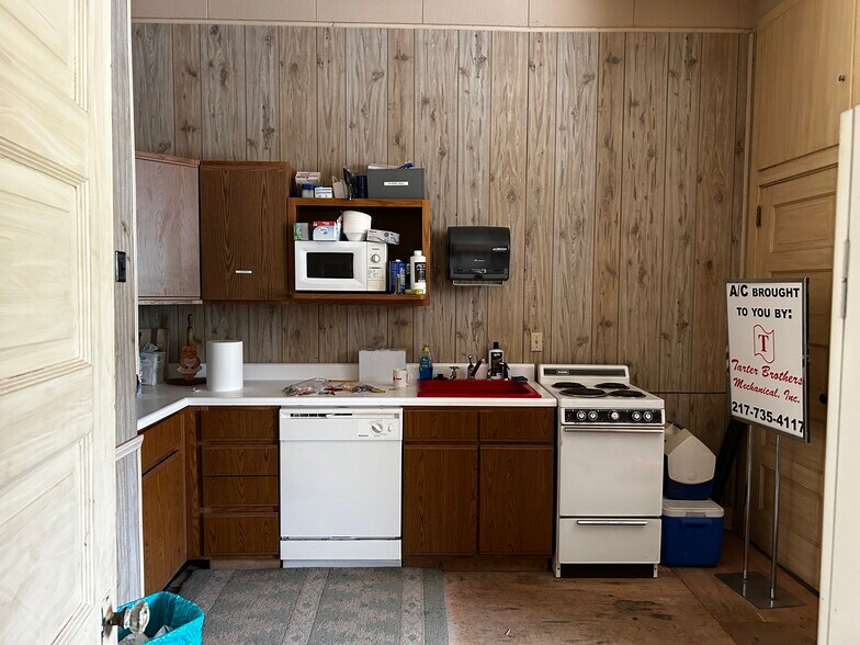 More Photos Of 600 Broadway St, Lincoln General Retail For Sale