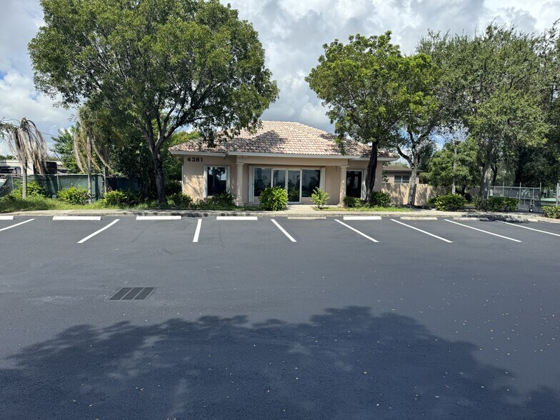 More Photos Of 4381 N Dixie Hwy, Deerfield Beach Freestanding For Lease