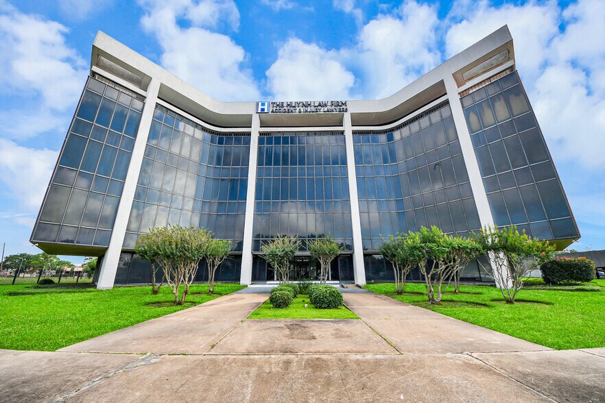 More Photos Of 6100 Corporate Dr, Houston Office For Sale