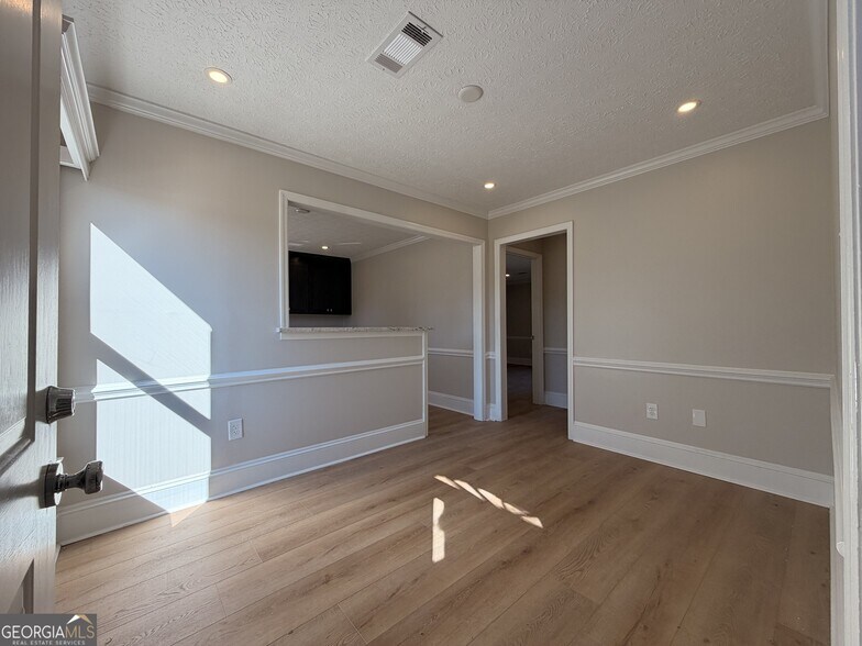 More Photos Of 1165 Cedar Shoals Dr, Athens Loft Creative Space For Sale