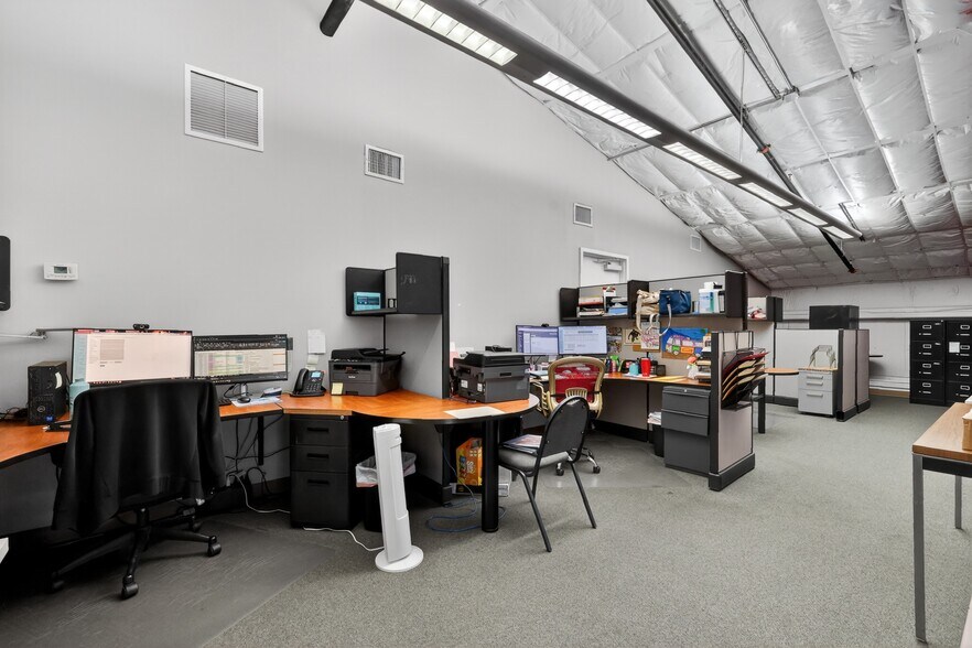 More Photos Of 2721 Pemberton Dr, Apopka Warehouse For Lease