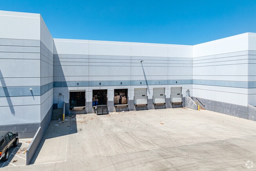 More Photos Of 1011 N Todd Ave, Azusa Warehouse For Lease