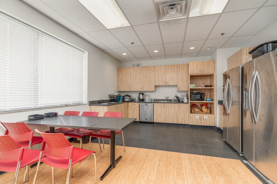 More Photos Of 2001-2085 Walton Rd, Saint Louis Flex For Sale