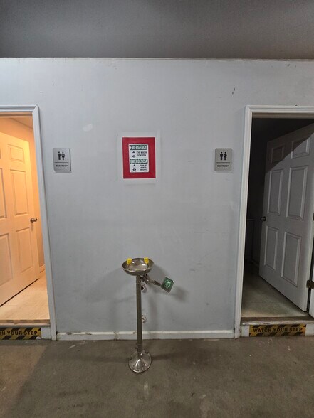 More Photos Of 14 Park Dr, Franklin Warehouse For Lease