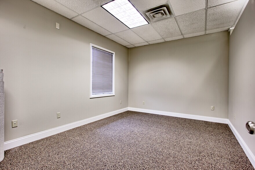 More Photos Of 3 Club Centre Ct, Edwardsville Office For Lease