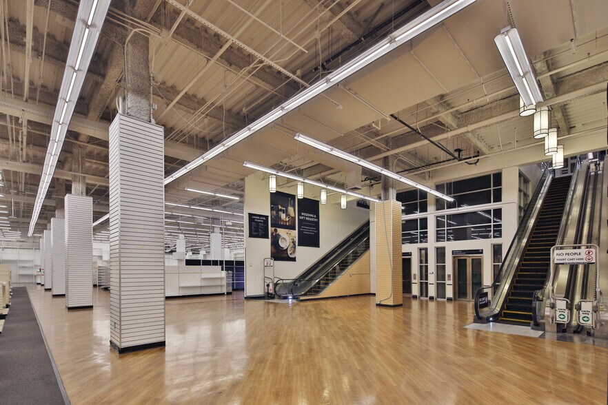 More Photos Of 11854 W Olympic Blvd, Los Angeles Freestanding For Lease