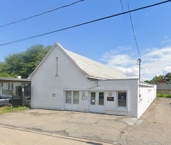 Primary Photo Of 156 Rue Notre-Dame, Oka General Retail For Sale