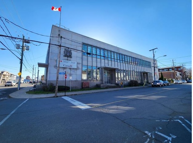 Primary Photo Of 82 Rue George, Sorel-tracy General Retail For Sale