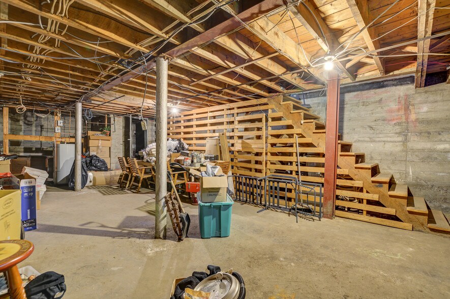 More Photos Of 89 Boul Henri-Bourassa O, Montréal Specialty For Sale