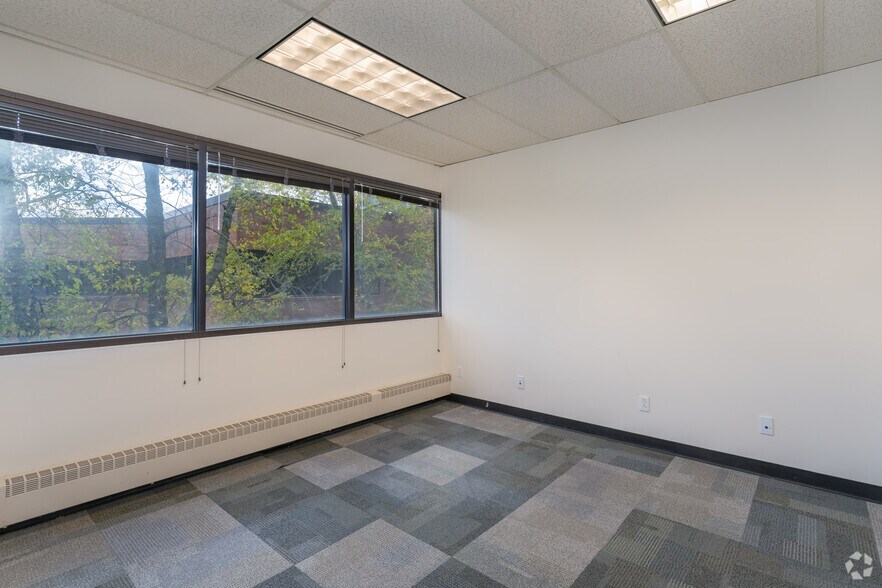 More Photos Of 945-951 Hornet Dr, Hazelwood Office For Sale