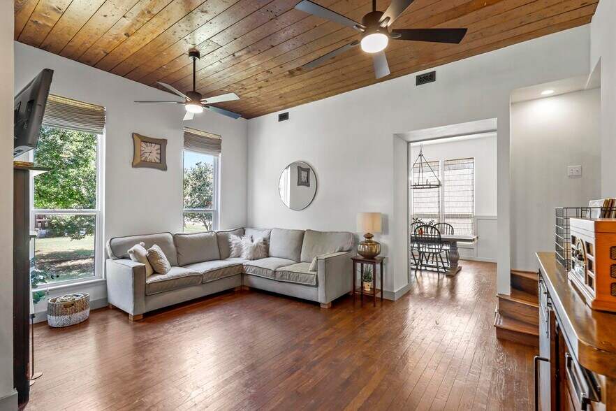 More Photos Of 115 N 1st St, Midlothian Storefront Retail Office For Sale