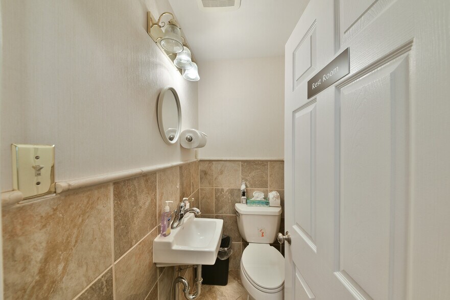 More Photos Of 12 E Mill Rd, Flourtown Medical For Lease