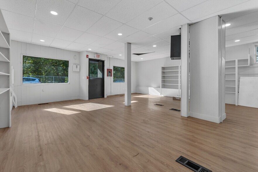 More Photos Of 415 Broad St, Cumberland Flex For Lease