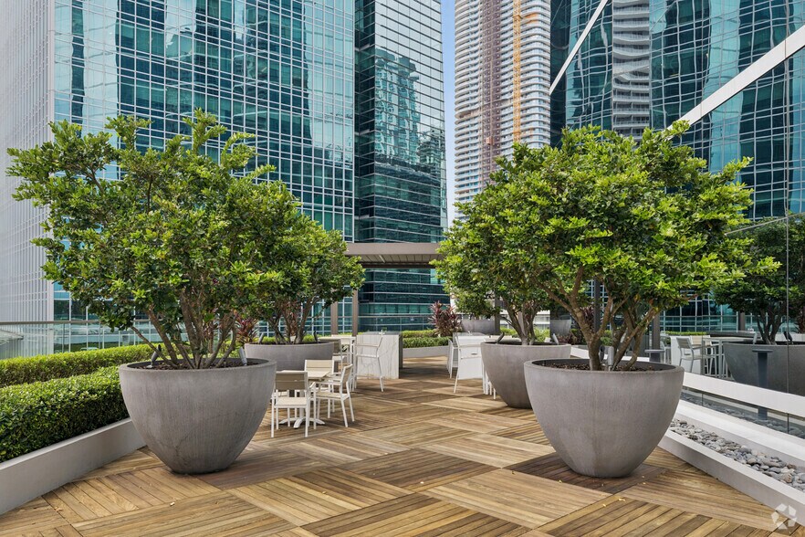 More Photos Of 1221 Brickell Ave, Miami Coworking Space