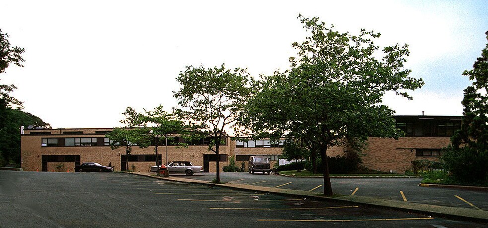 More Photos Of 100 Forest Dr, East Hills Warehouse For Lease