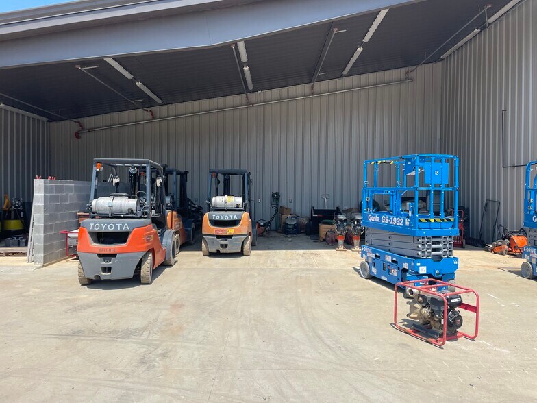 More Photos Of 20453 Interstate 30 S, Benton Flex For Lease