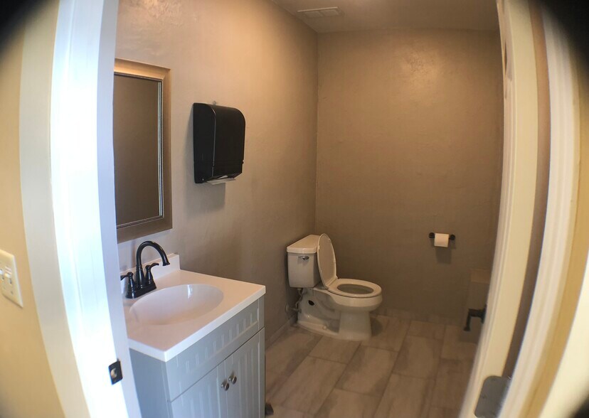 More Photos Of 1013 N Main St, Oshkosh Office For Sale