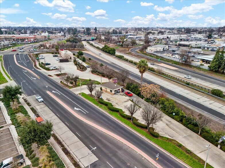 More Photos Of 1720 E Noble Ave, Visalia Fast Food For Sale