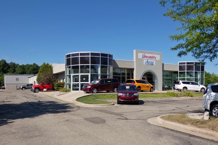 Primary Photo Of 8105 Big Lake Rd, Clarkston Auto Dealership For Sale