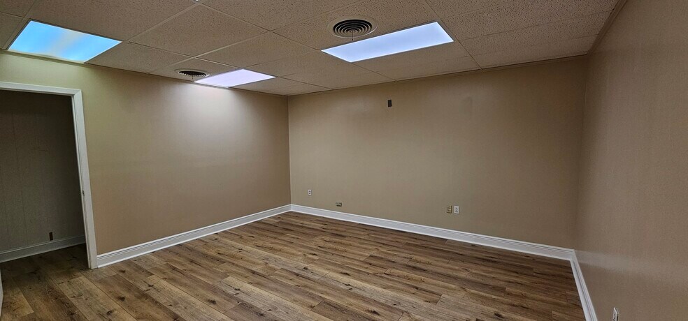 More Photos Of 200 Industrial Ave, Jefferson Warehouse For Lease