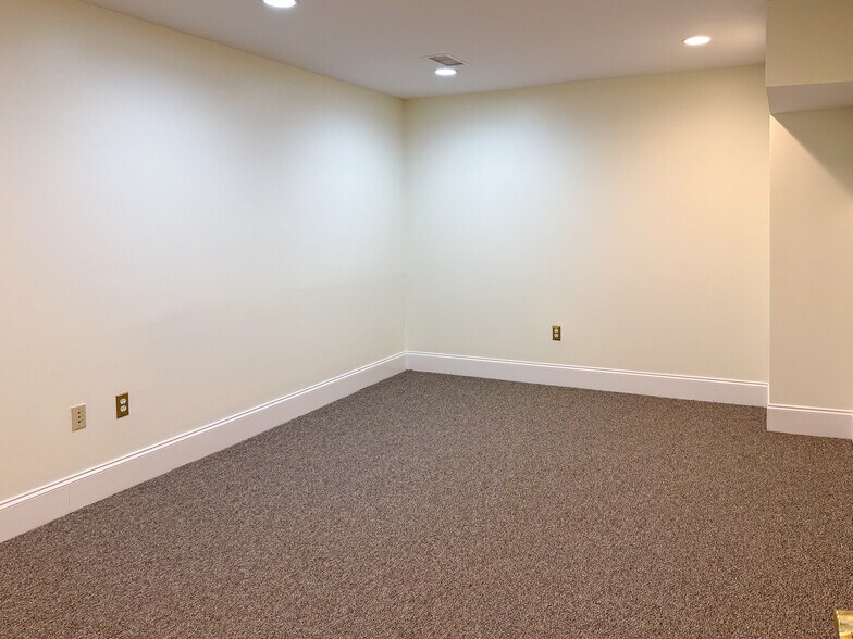 More Photos Of 11 Isabella St, Charleston Flex For Lease