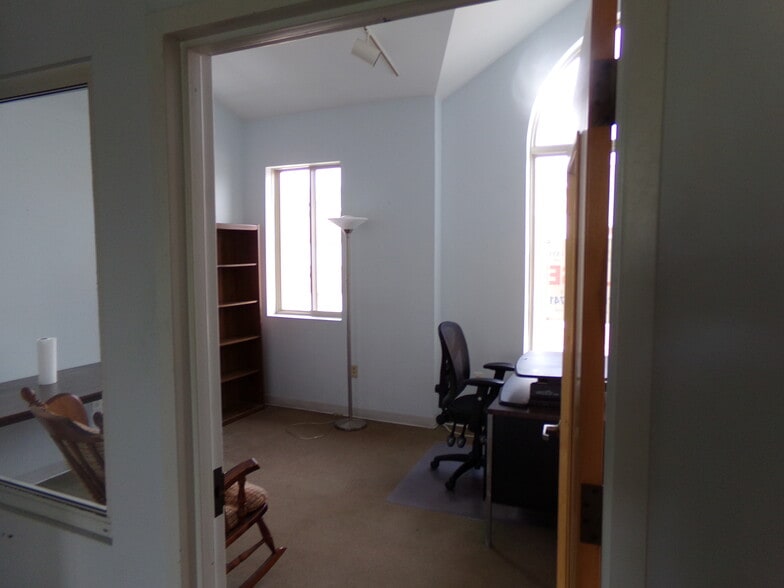 More Photos Of 22648 Glenn Dr, Sterling Office For Lease