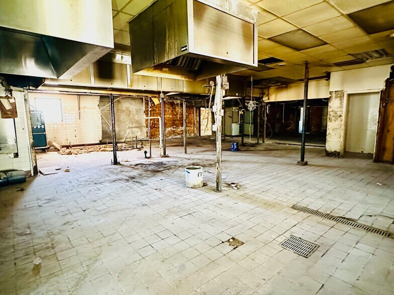 More Photos Of 1801 9th St, Wichita Falls General Retail For Sale