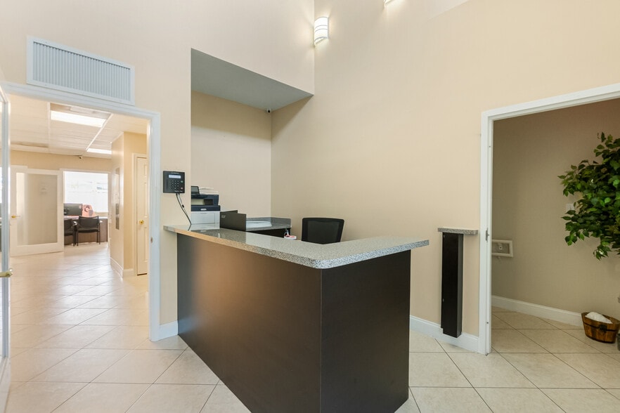 More Photos Of 10261 Sunset Dr, Miami Office For Lease