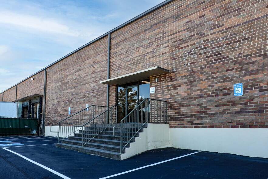 More Photos Of 1585 Roadhaven Dr, Stone Mountain Warehouse For Lease