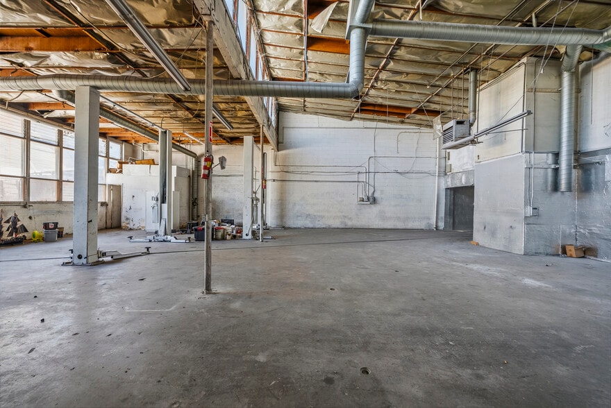 More Photos Of 14233 Oxnard St, Van Nuys Service For Lease