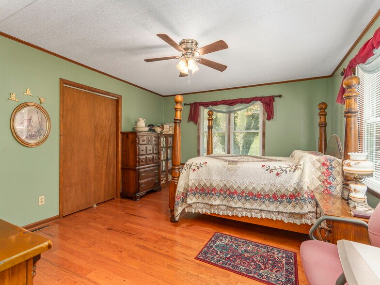 More Photos Of 96 Tower Ln, Waynesville Office For Sale
