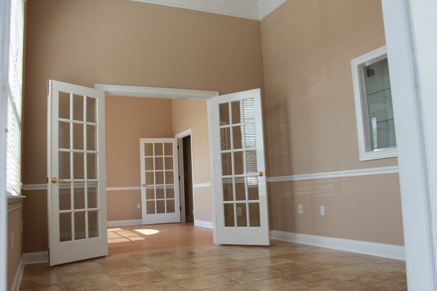 More Photos Of 6817 Southpoint Pky, Jacksonville Office For Sale