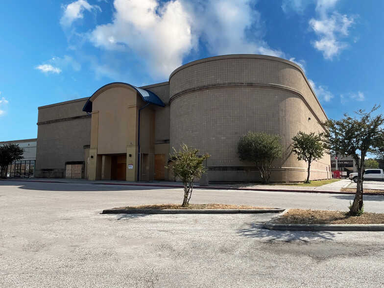 Primary Photo Of 251 W Greens Rd, Houston Department Store For Lease